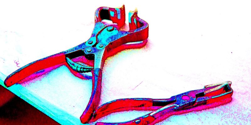 Manufakturen-Blog-PopArt-Projekt: Zangen I, rot (Foto: Wigmar Bressel) - basierend auf einem Ausschnitt eines Fotos von Martin Specht in der Produktion der Handtaschenmanufaktur Comtesse in Obertshausen