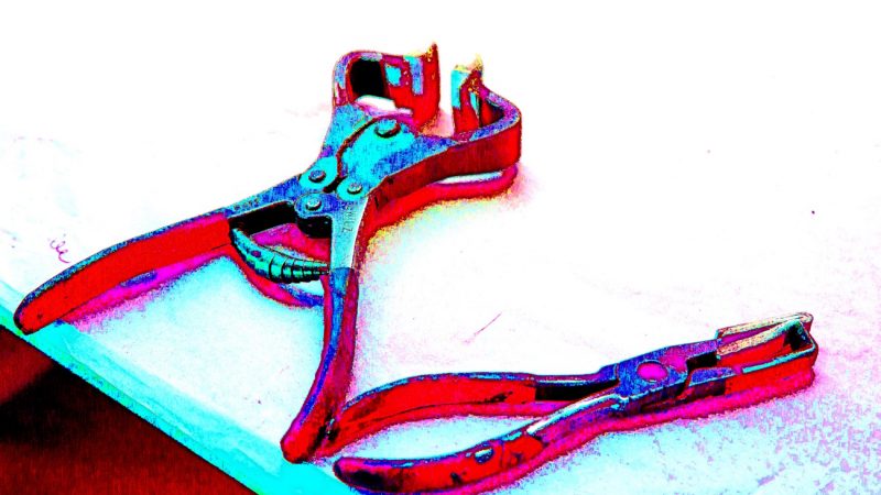 Manufakturen-Blog-PopArt-Projekt: Zangen I, rot (Foto: Wigmar Bressel) - basierend auf einem Ausschnitt eines Fotos von Martin Specht in der Produktion der Handtaschenmanufaktur Comtesse in Obertshausen