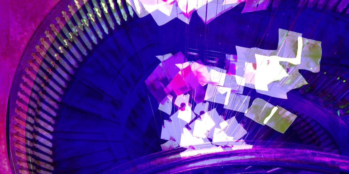 Manufakturen-Blog-PopArt-Projekt: Treppenhaus, preußischblau II (Foto: Wigmar Bressel) - basierend auf einem Foto ins Treppenhaus des Direktorenhauses - Museum für Kunst, Handwerk und Design - in Berlin, Ausstellungsort des ManufakturenBlogPopArtProjekts im Jahr 2021