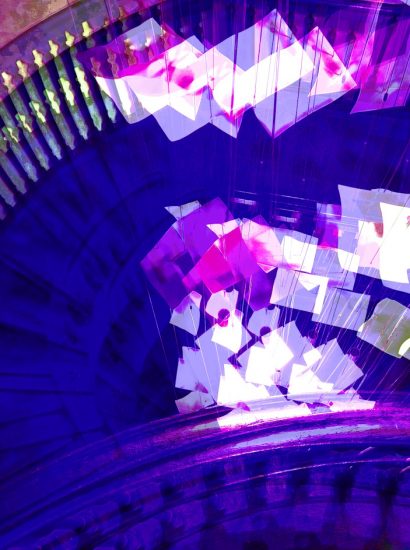 Manufakturen-Blog-PopArt-Projekt: Treppenhaus, preußischblau II (Foto: Wigmar Bressel) - basierend auf einem Foto ins Treppenhaus des Direktorenhauses - Museum für Kunst, Handwerk und Design - in Berlin, Ausstellungsort des ManufakturenBlogPopArtProjekts im Jahr 2021