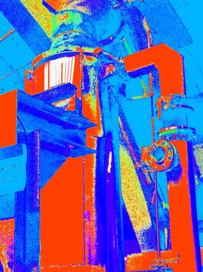 Manufakturen-Blog-PopArt-Projekt: Formen Strukturen, bunt II (Foto: Wigmar Bressel) - basierend auf einem Foto in der Dorotheenhütte in Wolfach im Schwarzwald - die Abluftanlage der Glasöfen