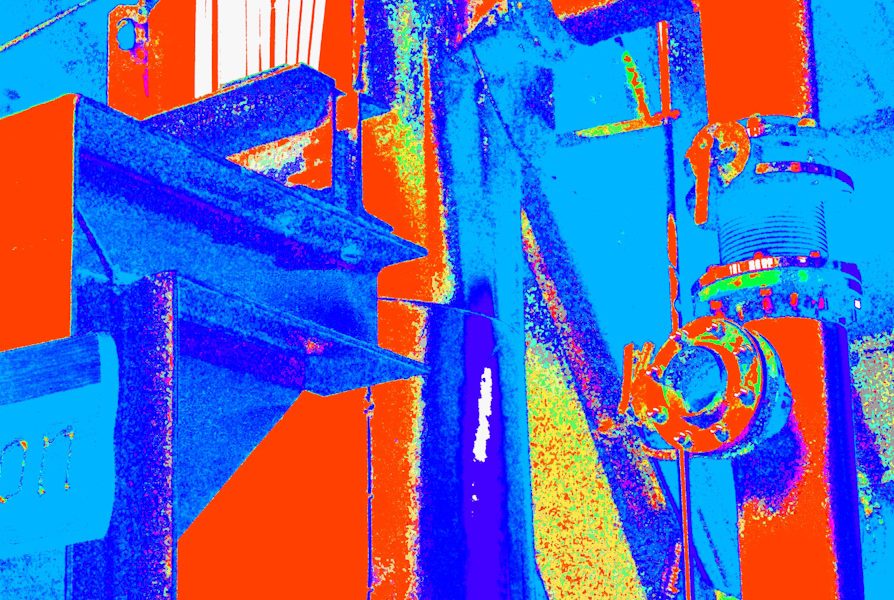 Manufakturen-Blog-PopArt-Projekt: Formen Strukturen, bunt II (Foto: Wigmar Bressel) - basierend auf einem Foto in der Dorotheenhütte in Wolfach im Schwarzwald - die Abluftanlage der Glasöfen