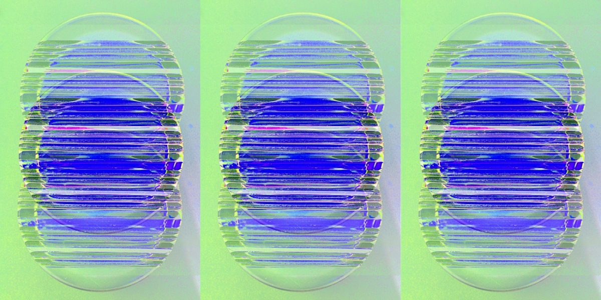 Manufakturen-Blog-PopArt-Projekt: Whisky-Tumbler dreifach, ultramarienblau (Foto: Wigmar Bressel) - basierend auf einem Foto des Bodens eines Whisky-Tumblers aus der Dorotheenhütte Wolfach