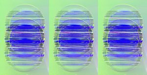 Manufakturen-Blog-PopArt-Projekt: Whisky-Tumbler dreifach, blau (Foto: Wigmar Bressel) - basierend auf einem Foto des Bodens eines Whisky-Tumblers aus der Dorotheenhütte Wolfach