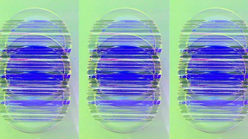 Manufakturen-Blog-PopArt-Projekt: Whisky-Tumbler dreifach, ultramarienblau (Foto: Wigmar Bressel) - basierend auf einem Foto des Bodens eines Whisky-Tumblers aus der Dorotheenhütte Wolfach