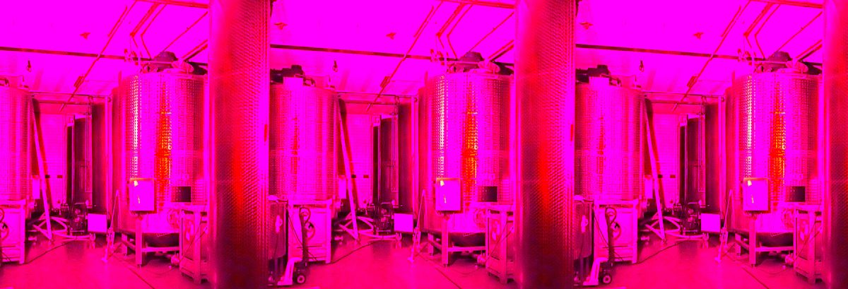 Manufakturen-Blog-PopArt-Projekt: Destille II dreifach, lila / rot (Foto: Wigmar Bressel) - basierend auf dem Ausschnitt eines Fotos von Martin Specht von Gärtanks in der Emil Scheibel Schwarzwald-Brennerei in Kappelrodeck