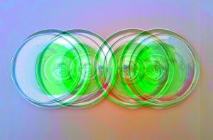 Manufakturen-Blog-PopArt-Projekt: Gläser IV, neongrün (Foto: Wigmar Bressel) - basierend auf einem Foto von 'Goethes Wasserglas' aus seinem Wohnhaus am Frauenplan in Weimar; dort stand es in einer Vitrine - vermutlich hatte er es von einer Reise nach Böhmen um das Jahr 1815 mitgebracht. Diese Gläser wurden als sog. 'Waldglas' von der Elias-Farbglashütte in Laucha nachgefertigt. Sie stehen auf silbernen Gläsertellern aus der Korpuswerkstatt von Koch & Bergfeld aus Bremen.