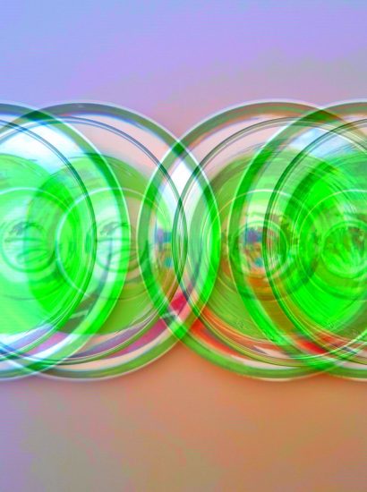 Manufakturen-Blog-PopArt-Projekt: Gläser IV, neongrün (Foto: Wigmar Bressel) - basierend auf einem Foto von 'Goethes Wasserglas' aus seinem Wohnhaus am Frauenplan in Weimar; dort stand es in einer Vitrine - vermutlich hatte er es von einer Reise nach Böhmen um das Jahr 1815 mitgebracht. Diese Gläser wurden als sog. 'Waldglas' von der Elias-Farbglashütte in Laucha nachgefertigt. Sie stehen auf silbernen Gläsertellern aus der Korpuswerkstatt von Koch & Bergfeld aus Bremen.