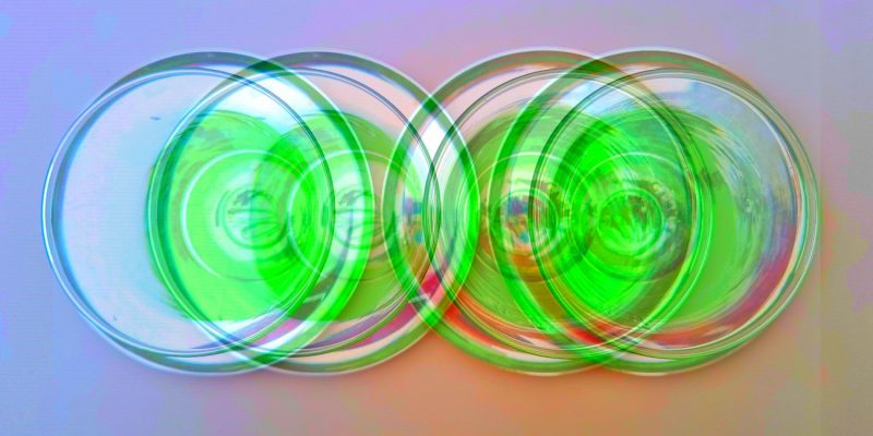 Manufakturen-Blog-PopArt-Projekt: Gläser IV, neongrün (Foto: Wigmar Bressel) - basierend auf einem Foto von 'Goethes Wasserglas' aus seinem Wohnhaus am Frauenplan in Weimar; dort stand es in einer Vitrine - vermutlich hatte er es von einer Reise nach Böhmen um das Jahr 1815 mitgebracht. Diese Gläser wurden als sog. 'Waldglas' von der Elias-Farbglashütte in Laucha nachgefertigt. Sie stehen auf silbernen Gläsertellern aus der Korpuswerkstatt von Koch & Bergfeld aus Bremen.