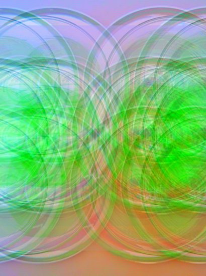 Manufakturen-Blog-PopArt-Projekt: Gläser VI, neongrün (Foto: Wigmar Bressel) - basierend auf einem Foto von 'Goethes Wasserglas' aus seinem Wohnhaus am Frauenplan in Weimar; dort stand es in einer Vitrine - vermutlich hatte er es von einer Reise nach Böhmen um das Jahr 1815 mitgebracht. Diese Gläser wurden als sog. 'Waldglas' von der Elias-Farbglashütte in Laucha nachgefertigt. Sie stehen auf silbernen Gläsertellern aus der Korpuswerkstatt von Koch & Bergfeld aus Bremen.