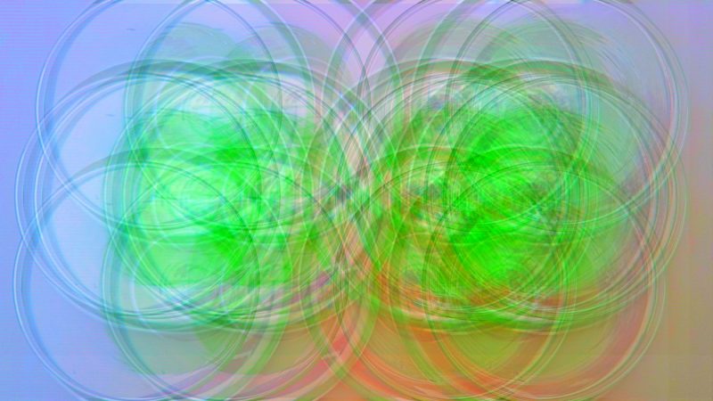 Manufakturen-Blog-PopArt-Projekt: Gläser VI, neongrün (Foto: Wigmar Bressel) - basierend auf einem Foto von 'Goethes Wasserglas' aus seinem Wohnhaus am Frauenplan in Weimar; dort stand es in einer Vitrine - vermutlich hatte er es von einer Reise nach Böhmen um das Jahr 1815 mitgebracht. Diese Gläser wurden als sog. 'Waldglas' von der Elias-Farbglashütte in Laucha nachgefertigt. Sie stehen auf silbernen Gläsertellern aus der Korpuswerkstatt von Koch & Bergfeld aus Bremen.