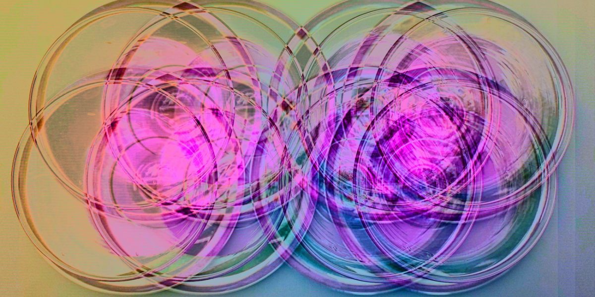 Manufakturen-Blog-PopArt-Projekt: Gläser V, pink (Foto: Wigmar Bressel) - basierend auf einem Foto von 'Goethes Wasserglas' aus seinem Wohnhaus am Frauenplan in Weimar; dort stand es in einer Vitrine - vermutlich hatte er es von einer Reise nach Böhmen um das Jahr 1815 mitgebracht. Diese Gläser wurden als sog. 'Waldglas' von der Elias-Farbglashütte in Laucha nachgefertigt. Sie stehen auf silbernen Gläsertellern aus der Korpuswerkstatt von Koch & Bergfeld aus Bremen.