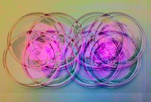 Manufakturen-Blog-PopArt-Projekt: Gläser V, pink (Foto: Wigmar Bressel) - basierend auf einem Foto von 'Goethes Wasserglas' aus seinem Wohnhaus am Frauenplan in Weimar; dort stand es in einer Vitrine - vermutlich hatte er es von einer Reise nach Böhmen um das Jahr 1815 mitgebracht. Diese Gläser wurden als sog. 'Waldglas' von der Elias-Farbglashütte in Laucha nachgefertigt. Sie stehen auf silbernen Gläsertellern aus der Korpuswerkstatt von Koch & Bergfeld aus Bremen.