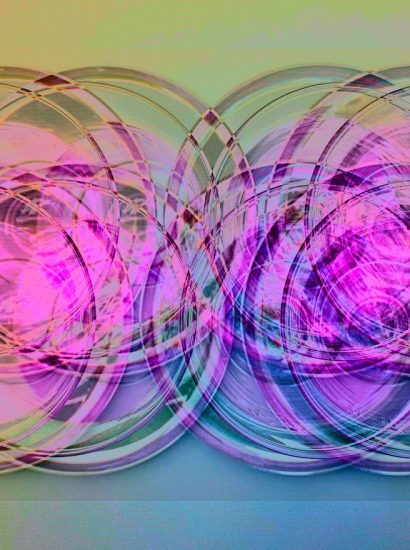 Manufakturen-Blog-PopArt-Projekt: Gläser V, pink (Foto: Wigmar Bressel) - basierend auf einem Foto von 'Goethes Wasserglas' aus seinem Wohnhaus am Frauenplan in Weimar; dort stand es in einer Vitrine - vermutlich hatte er es von einer Reise nach Böhmen um das Jahr 1815 mitgebracht. Diese Gläser wurden als sog. 'Waldglas' von der Elias-Farbglashütte in Laucha nachgefertigt. Sie stehen auf silbernen Gläsertellern aus der Korpuswerkstatt von Koch & Bergfeld aus Bremen.