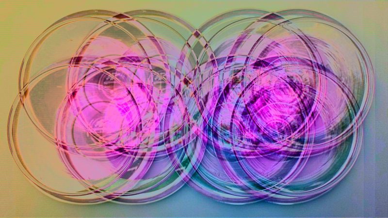 Manufakturen-Blog-PopArt-Projekt: Gläser V, pink (Foto: Wigmar Bressel) - basierend auf einem Foto von 'Goethes Wasserglas' aus seinem Wohnhaus am Frauenplan in Weimar; dort stand es in einer Vitrine - vermutlich hatte er es von einer Reise nach Böhmen um das Jahr 1815 mitgebracht. Diese Gläser wurden als sog. 'Waldglas' von der Elias-Farbglashütte in Laucha nachgefertigt. Sie stehen auf silbernen Gläsertellern aus der Korpuswerkstatt von Koch & Bergfeld aus Bremen.