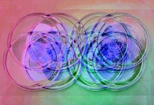 Manufakturen-Blog-PopArt-Projekt: Gläser V, blau (Foto: Wigmar Bressel) - basierend auf einem Foto von 'Goethes Wasserglas' aus seinem Wohnhaus am Frauenplan in Weimar; dort stand es in einer Vitrine - vermutlich hatte er es von einer Reise nach Böhmen um das Jahr 1815 mitgebracht. Diese Gläser wurden als sog. 'Waldglas' von der Elias-Farbglashütte in Laucha nachgefertigt. Sie stehen auf silbernen Gläsertellern aus der Korpuswerkstatt von Koch & Bergfeld aus Bremen.