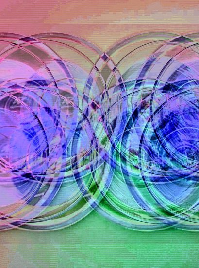 Manufakturen-Blog-PopArt-Projekt: Gläser V, blau (Foto: Wigmar Bressel) - basierend auf einem Foto von 'Goethes Wasserglas' aus seinem Wohnhaus am Frauenplan in Weimar; dort stand es in einer Vitrine - vermutlich hatte er es von einer Reise nach Böhmen um das Jahr 1815 mitgebracht. Diese Gläser wurden als sog. 'Waldglas' von der Elias-Farbglashütte in Laucha nachgefertigt. Sie stehen auf silbernen Gläsertellern aus der Korpuswerkstatt von Koch & Bergfeld aus Bremen.