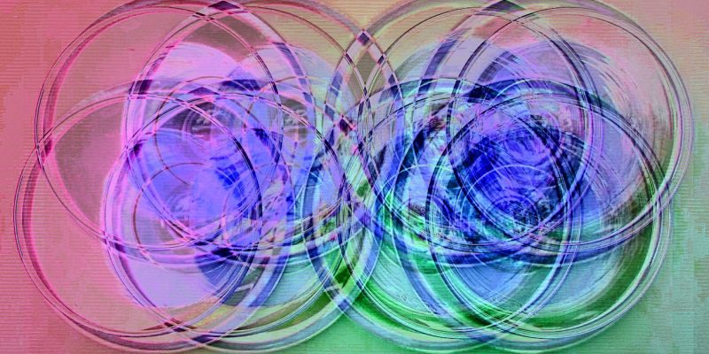 Manufakturen-Blog-PopArt-Projekt: Gläser V, blau (Foto: Wigmar Bressel) - basierend auf einem Foto von 'Goethes Wasserglas' aus seinem Wohnhaus am Frauenplan in Weimar; dort stand es in einer Vitrine - vermutlich hatte er es von einer Reise nach Böhmen um das Jahr 1815 mitgebracht. Diese Gläser wurden als sog. 'Waldglas' von der Elias-Farbglashütte in Laucha nachgefertigt. Sie stehen auf silbernen Gläsertellern aus der Korpuswerkstatt von Koch & Bergfeld aus Bremen.