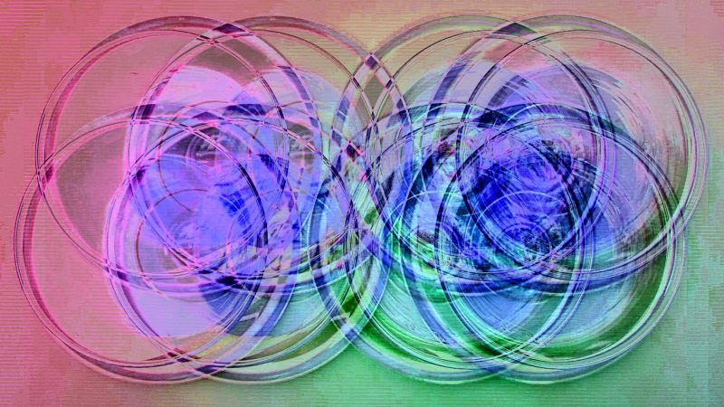 Manufakturen-Blog-PopArt-Projekt: Gläser V, blau (Foto: Wigmar Bressel) - basierend auf einem Foto von 'Goethes Wasserglas' aus seinem Wohnhaus am Frauenplan in Weimar; dort stand es in einer Vitrine - vermutlich hatte er es von einer Reise nach Böhmen um das Jahr 1815 mitgebracht. Diese Gläser wurden als sog. 'Waldglas' von der Elias-Farbglashütte in Laucha nachgefertigt. Sie stehen auf silbernen Gläsertellern aus der Korpuswerkstatt von Koch & Bergfeld aus Bremen.