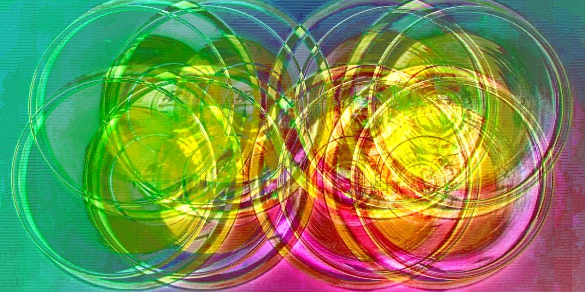 Manufakturen-Blog-PopArt-Projekt: Gläser V, gelb (Foto: Wigmar Bressel) - basierend auf einem Foto von 'Goethes Wasserglas' aus seinem Wohnhaus am Frauenplan in Weimar; dort stand es in einer Vitrine - vermutlich hatte er es von einer Reise nach Böhmen um das Jahr 1815 mitgebracht. Diese Gläser wurden als sog. 'Waldglas' von der Elias-Farbglashütte in Laucha nachgefertigt. Sie stehen auf silbernen Gläsertellern aus der Korpuswerkstatt von Koch & Bergfeld aus Bremen.