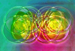 Manufakturen-Blog-PopArt-Projekt: Gläser V, gelb (Foto: Wigmar Bressel) - basierend auf einem Foto von 'Goethes Wasserglas' aus seinem Wohnhaus am Frauenplan; dort stand es in einer Vitrine - vermutlich hatte er es von einer Reise nach Böhmen um das Jahr 1815 mitgebracht. Diese Gläser wurden als sog. 'Waldglas' von der Elias-Farbglashütte in Laucha nachgefertigt. Sie stehen auf silbernen Gläsertellern aus der Korpuswerkstatt von Koch & Bergfeld aus Bremen.