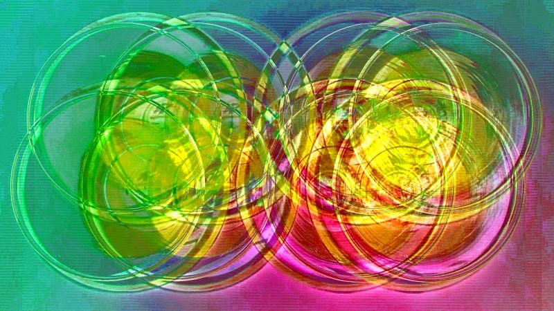 Manufakturen-Blog-PopArt-Projekt: Gläser V, gelb (Foto: Wigmar Bressel) - basierend auf einem Foto von 'Goethes Wasserglas' aus seinem Wohnhaus am Frauenplan in Weimar; dort stand es in einer Vitrine - vermutlich hatte er es von einer Reise nach Böhmen um das Jahr 1815 mitgebracht. Diese Gläser wurden als sog. 'Waldglas' von der Elias-Farbglashütte in Laucha nachgefertigt. Sie stehen auf silbernen Gläsertellern aus der Korpuswerkstatt von Koch & Bergfeld aus Bremen.