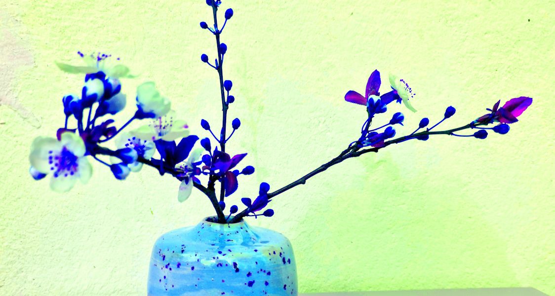 Manufakturen-Blog-PopArt-Projekt: Vase V, blau (Foto: Wigmar Bressel) - basierend auf einem Foto einer Frühlingsvase der Leipziger Independent-Keramikerin Franziska M. Köllner