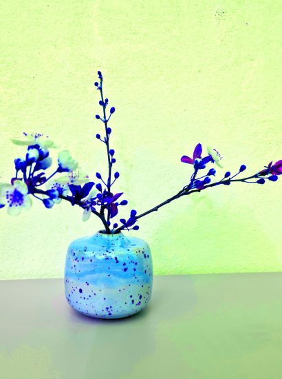 Manufakturen-Blog-PopArt-Projekt: Vase V, blau (Foto: Wigmar Bressel) - basierend auf einem Foto einer Frühlingsvase der Leipziger Independent-Keramikerin Franziska M. Köllner