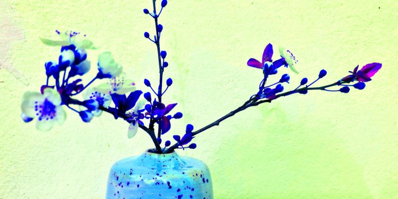 Manufakturen-Blog-PopArt-Projekt: Vase V, blau (Foto: Wigmar Bressel) - basierend auf einem Foto einer Frühlingsvase der Leipziger Independent-Keramikerin Franziska M. Köllner