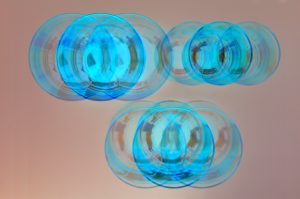 Manufakturen-Blog-PopArt-Projekt: Jubiläumsgläser II, blau (Foto: Wigmar Bressel) - basierend auf einem Foto von den Gläsern der Freiherr von Poschinger Glasmanufaktur in Frauenau im Bayerischen Wald zum 450jährigen Bestehen (Entwurf: Sebastian Herkner); das Besondere an ihnen ist, dass der Boden aus gegossenem Glas besteht, der Kelch aus mundgeblasenem - also das Beste aus zwei Welten...