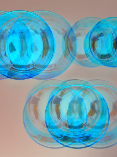 Manufakturen-Blog-PopArt-Projekt: Jubiläumsgläser II, blau (Foto: Wigmar Bressel) - basierend auf einem Foto von den Gläsern der Freiherr von Poschinger Glasmanufaktur in Frauenau im Bayerischen Wald zum 450jährigen Bestehen (Entwurf: Sebastian Herkner); das Besondere an ihnen ist, dass der Boden aus gegossenem Glas besteht, der Kelch aus mundgeblasenem - also das Beste aus zwei Welten...