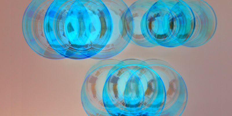 Manufakturen-Blog-PopArt-Projekt: Jubiläumsgläser II, blau (Foto: Wigmar Bressel) - basierend auf einem Foto von den Gläsern der Freiherr von Poschinger Glasmanufaktur in Frauenau im Bayerischen Wald zum 450jährigen Bestehen (Entwurf: Sebastian Herkner); das Besondere an ihnen ist, dass der Boden aus gegossenem Glas besteht, der Kelch aus mundgeblasenem - also das Beste aus zwei Welten...