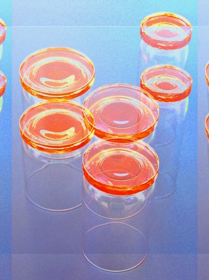 Manufakturen-Blog-PopArt-Projekt: Jubiläumsgläser IV dreifach, orange / hellblau (Foto: Wigmar Bressel) - basierend auf einem Foto von den Gläsern der Freiherr von Poschinger Glasmanufaktur in Frauenau im Bayerischen Wald zum 450jährigen Bestehen; das Besondere an ihnen ist, dass der Boden aus gegossenem Glas besteht, der Kelch aus mundgeblasenem - also das Beste aus zwei Welten...