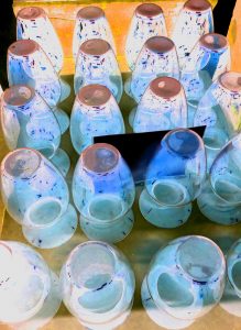 Manufakturen-Blog-PopArt-Projekt: Vasen, blau (Foto: Wigmar Bressel) - basierend auf einem Foto von Martin Specht in der Produktion in der Glasmanufaktur Freiherr von Poschinger in Frauenau im Bayerischen Wald