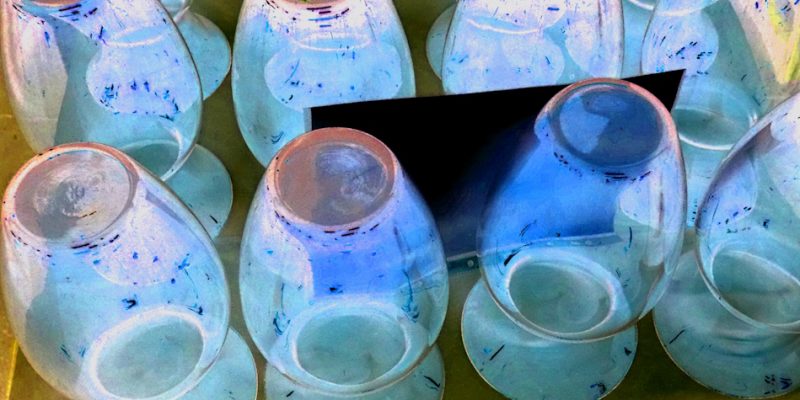 Manufakturen-Blog-PopArt-Projekt: Vasen, blau (Foto: Wigmar Bressel) - basierend auf einem Foto von Martin Specht in der Produktion in der Glasmanufaktur Freiherr von Poschinger in Frauenau im Bayerischen Wald