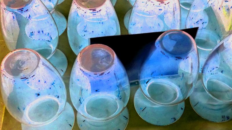 Manufakturen-Blog-PopArt-Projekt: Vasen, blau (Foto: Wigmar Bressel) - basierend auf einem Foto von Martin Specht in der Produktion in der Glasmanufaktur Freiherr von Poschinger in Frauenau im Bayerischen Wald