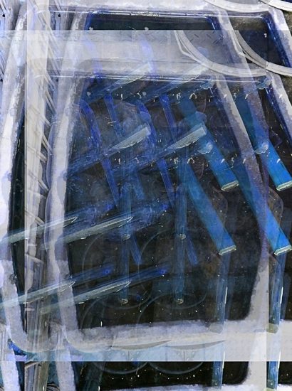 Manufakturen-Blog-PopArt-Projekt: Wässern I, weiß / blau (Foto: Wigmar Bressel) - basierend auf einem Foto von Werkzeugen in der Glasmanufaktur Harzkristall im sachsen-anhaltinischen Derenburg