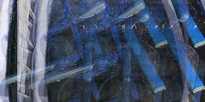 Manufakturen-Blog-PopArt-Projekt: Wässern I, weiß / blau (Foto: Wigmar Bressel) - basierend auf einem Foto von Werkzeugen in der Glasmanufaktur Harzkristall im sachsen-anhaltinischen Derenburg