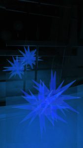 Manufakturen-Blog-PopArt-Projekt: Herrnhuter Sterne IV, blau (Foto: Wigmar Bressel) - basierend auf einem Foto eines Herrnhuter Sterns im früheren Atelier der berühmten Dresdner Fotografin Evelyn Richter (1930 - 2021) in Neukirch/Lausitz... nicht weit entfernt von Herrnhut