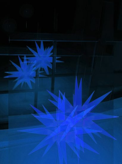 Manufakturen-Blog-PopArt-Projekt: Herrnhuter Sterne IV, blau (Foto: Wigmar Bressel) - basierend auf einem Foto eines Herrnhuter Sterns im früheren Atelier der berühmten Dresdner Fotografin Evelyn Richter (1930 - 2021) in Neukirch/Lausitz... nicht weit entfernt von Herrnhut