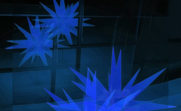 Manufakturen-Blog-PopArt-Projekt: Herrnhuter Sterne IV, blau (Foto: Wigmar Bressel) - basierend auf einem Foto eines Herrnhuter Sterns im früheren Atelier der berühmten Dresdner Fotografin Evelyn Richter (1930 - 2021) in Neukirch/Lausitz... nicht weit entfernt von Herrnhut