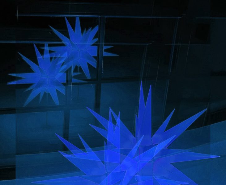 Manufakturen-Blog-PopArt-Projekt: Herrnhuter Sterne IV, blau (Foto: Wigmar Bressel) - basierend auf einem Foto eines Herrnhuter Sterns im früheren Atelier der berühmten Dresdner Fotografin Evelyn Richter (1930 - 2021) in Neukirch/Lausitz... nicht weit entfernt von Herrnhut