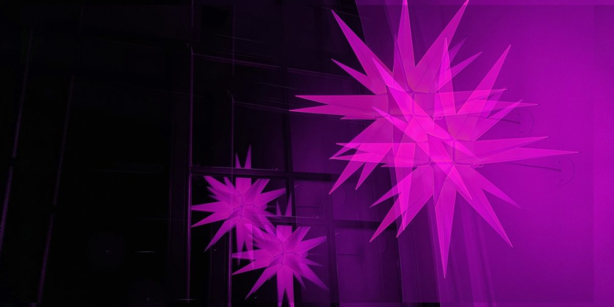 Manufakturen-Blog-PopArt-Projekt: Herrnhuter Sterne III, lila (Foto: Wigmar Bressel) - basierend auf einem Foto eines Herrnhuter Sterns im früheren Atelier der berühmten Dresdner Fotografin Evelyn Richter (1930 - 2021) in Neukirch/Lausitz... nicht weit entfernt von Herrnhut