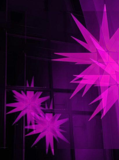 Manufakturen-Blog-PopArt-Projekt: Herrnhuter Sterne III, lila (Foto: Wigmar Bressel) - basierend auf einem Foto eines Herrnhuter Sterns im früheren Atelier der berühmten Dresdner Fotografin Evelyn Richter (1930 - 2021) in Neukirch/Lausitz... nicht weit entfernt von Herrnhut