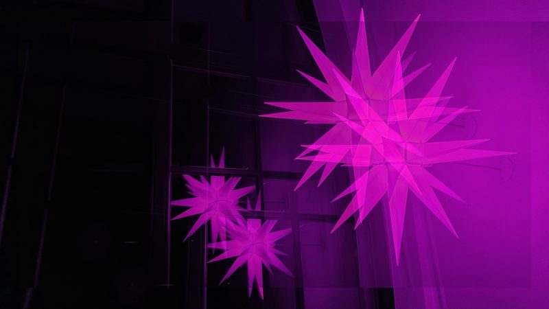 Manufakturen-Blog-PopArt-Projekt: Herrnhuter Sterne III, lila (Foto: Wigmar Bressel) - basierend auf einem Foto eines Herrnhuter Sterns im früheren Atelier der berühmten Dresdner Fotografin Evelyn Richter (1930 - 2021) in Neukirch/Lausitz... nicht weit entfernt von Herrnhut