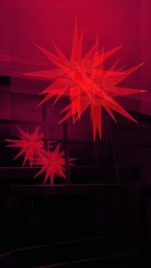 Manufakturen-Blog-PopArt-Projekt: Herrnhuter Sterne II, rot (Foto: Wigmar Bressel) - basierend auf einem Foto eines Herrnhuter Sterns im früheren Atelier der berühmten Dresdner Fotografin Evelyn Richter (1930 - 2021) in Neukirch/Lausitz... nicht weit entfernt von Herrnhut