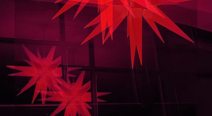 Manufakturen-Blog-PopArt-Projekt: Herrnhuter Sterne II, rot (Foto: Wigmar Bressel) - basierend auf einem Foto eines Herrnhuter Sterns im früheren Atelier der berühmten Dresdner Fotografin Evelyn Richter (1930 - 2021) in Neukirch/Lausitz... nicht weit entfernt von Herrnhut