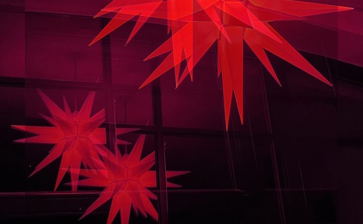 Manufakturen-Blog-PopArt-Projekt: Herrnhuter Sterne II, rot (Foto: Wigmar Bressel) - basierend auf einem Foto eines Herrnhuter Sterns im früheren Atelier der berühmten Dresdner Fotografin Evelyn Richter (1930 - 2021) in Neukirch/Lausitz... nicht weit entfernt von Herrnhut