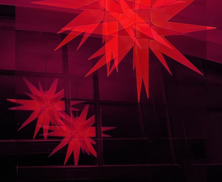 Manufakturen-Blog-PopArt-Projekt: Herrnhuter Sterne II, rot (Foto: Wigmar Bressel) - basierend auf einem Foto eines Herrnhuter Sterns im früheren Atelier der berühmten Dresdner Fotografin Evelyn Richter (1930 - 2021) in Neukirch/Lausitz... nicht weit entfernt von Herrnhut