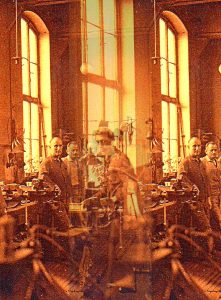 Manufakturen-Blog-PopArt-Projekt: Mitarbeiter II, orange (Foto: Wigmar Bressel) - basierend auf einem historischen Foto aus dem Werkzeugbau der Silberwarenmanufaktur Koch & Bergfeld in der Bremer Neustadt aus dem Jahr 1926